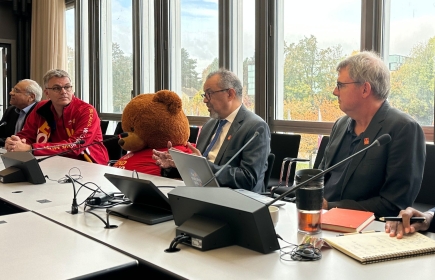 WHO-Generaldirektor Dr. Tedros mit Christian Schleuss (links, Polio-Koordinator), Oliver Rosenbauer (rechts, Polio-Koordinator)